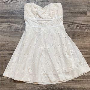 girl’s strapless dress